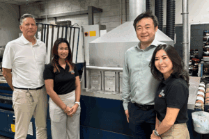 Da sinistra a destra: Marcus Greenbrook di GEW, Kwanhathai Junrueang (Aon), vicedirettore commerciale di Press Systems, Thongchai Oranrigsupak, amministratore delegato di Benjamit, e Jan Tan, proprietario di Press Systems.