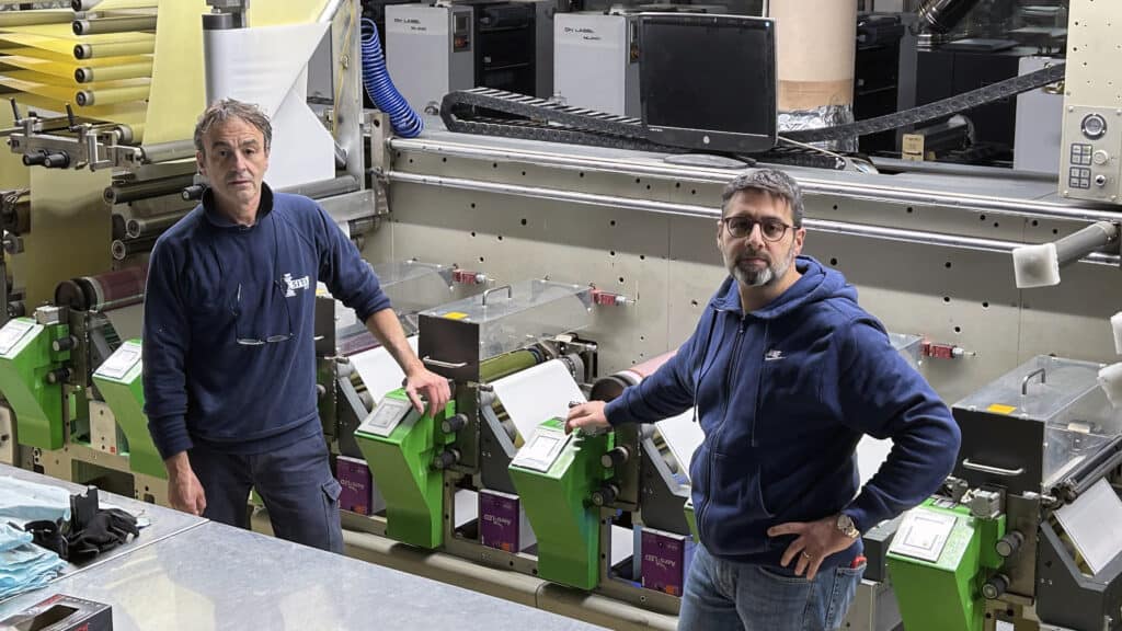 Stefano Masocco e Gianluigi De Blasio con una delle loro macchine da stampa Bobst, sulla quale è installato un sistema GEW ArcLED.