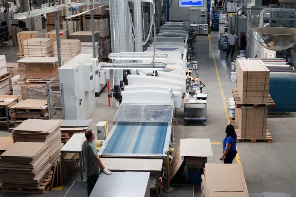 La nuova linea di verniciatura per legno all'avanguardia, che combina con grande efficacia la tecnologia di verniciatura a rullo morbido e l'essiccazione a LED UV.