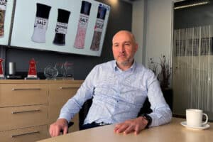 Tim Grisdale, Amministratore Delegato, ha svolto un ruolo determinante nell'introduzione della polimerizzazione UV LED presso lo stabilimento di Johannesburg.