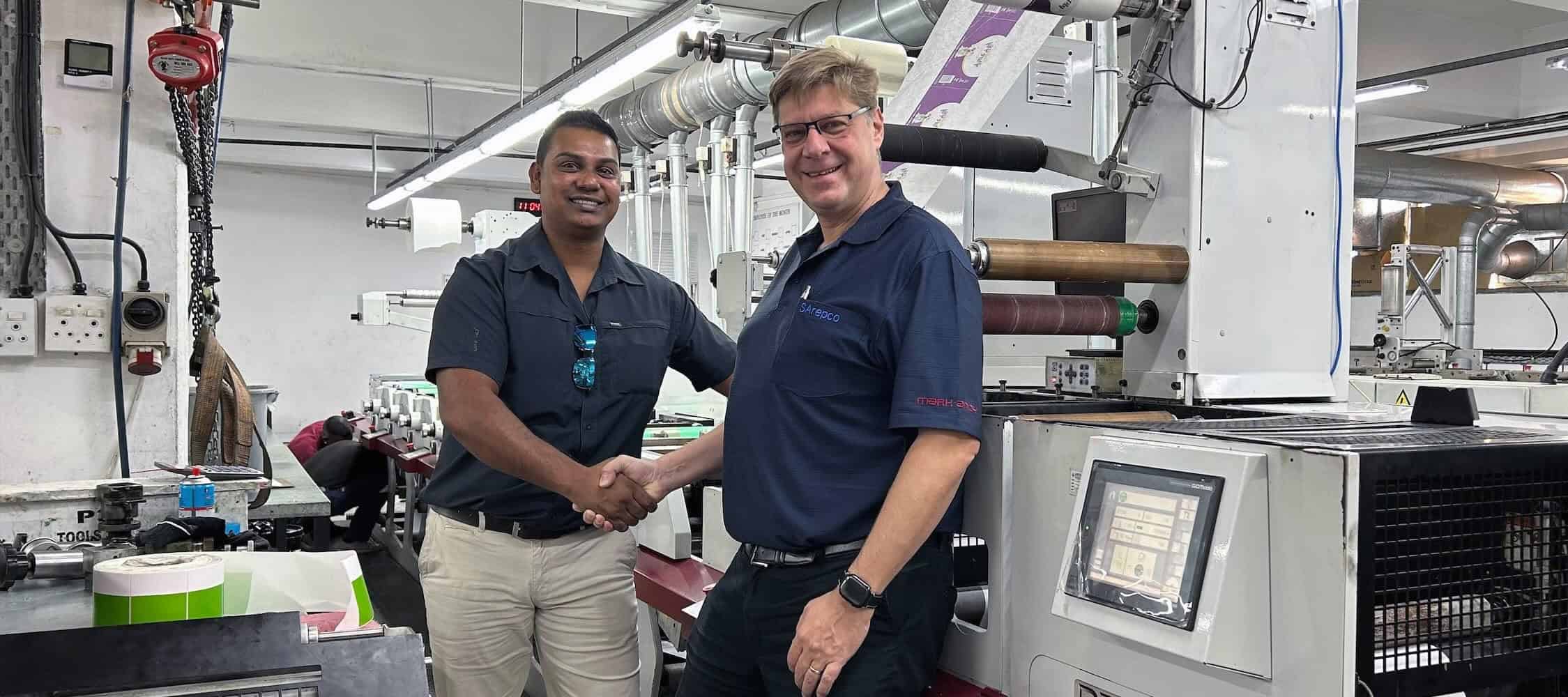 Trevor Nadar con Jacques Koekemoer di SArepco, distributore di GEW, che ha eseguito il retrofit del sistema UV LED.