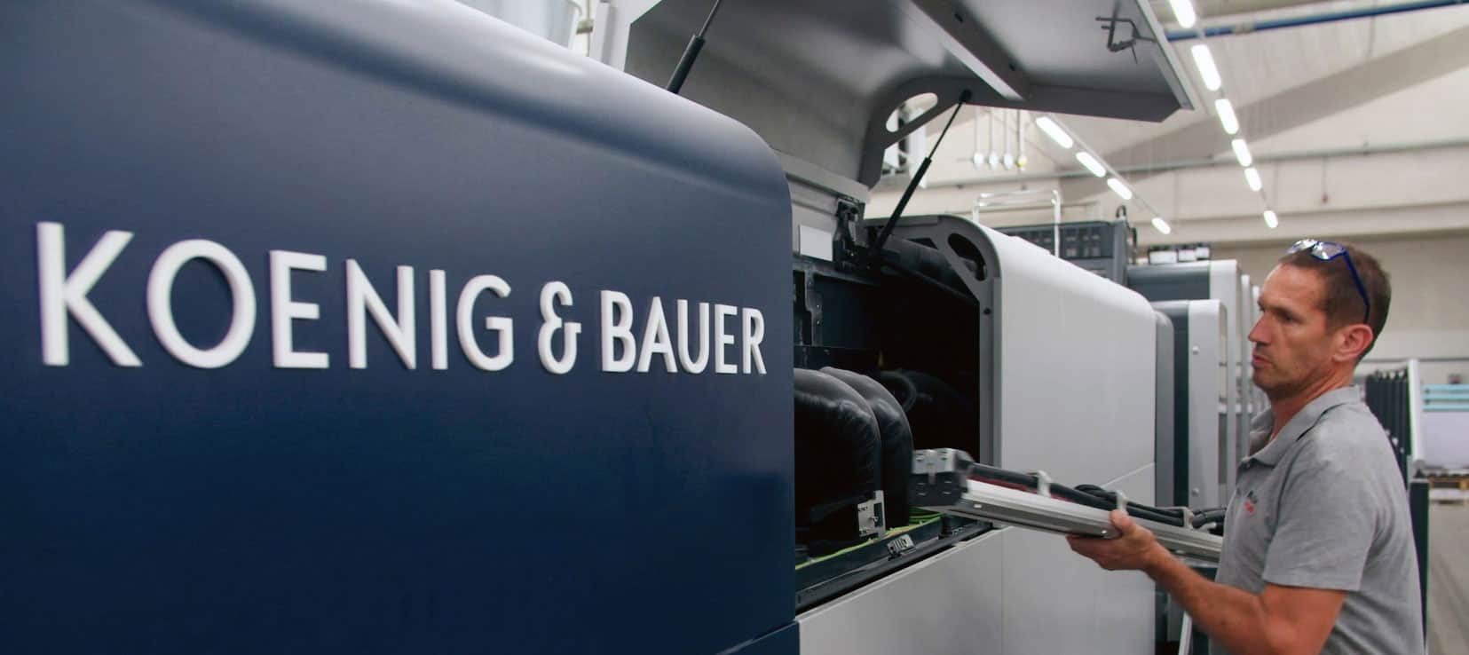 Una delle lampade UV GEW LeoLED in funzione sulla macchina da stampa Koenig & Bauer Rapida 105-5+C di Grafiche Antiga.