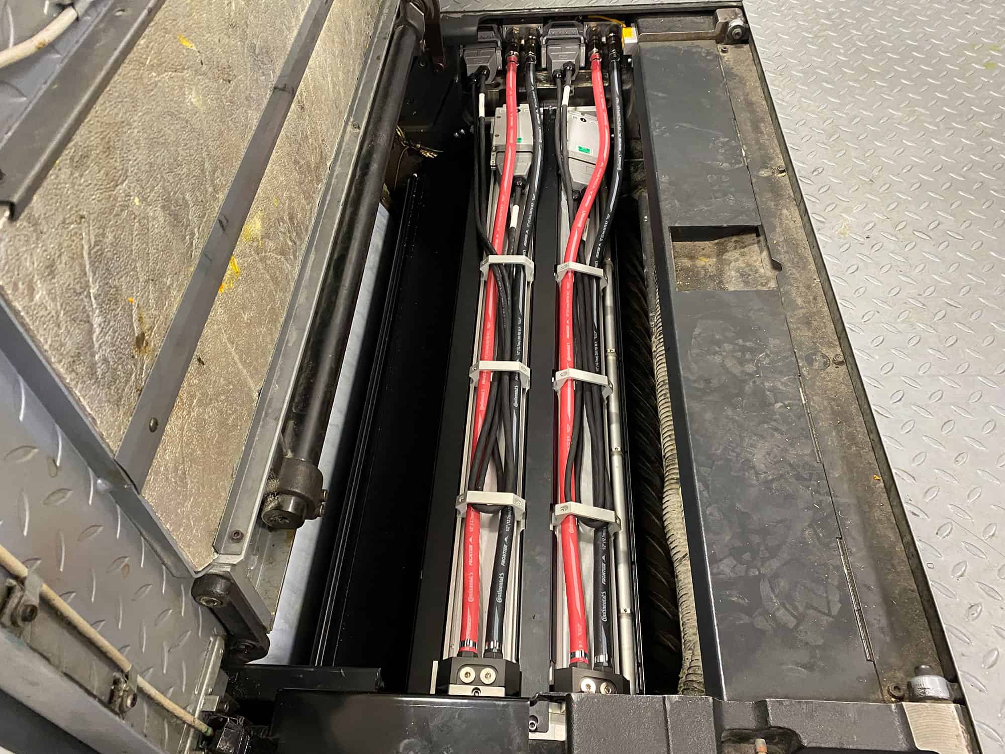 Em uma Heidelberg XL106, está em uma gráfica que oferece serviços completos de impressão nos Estados Unidos, que adaptou um sistema LeoLED à sua impressora.