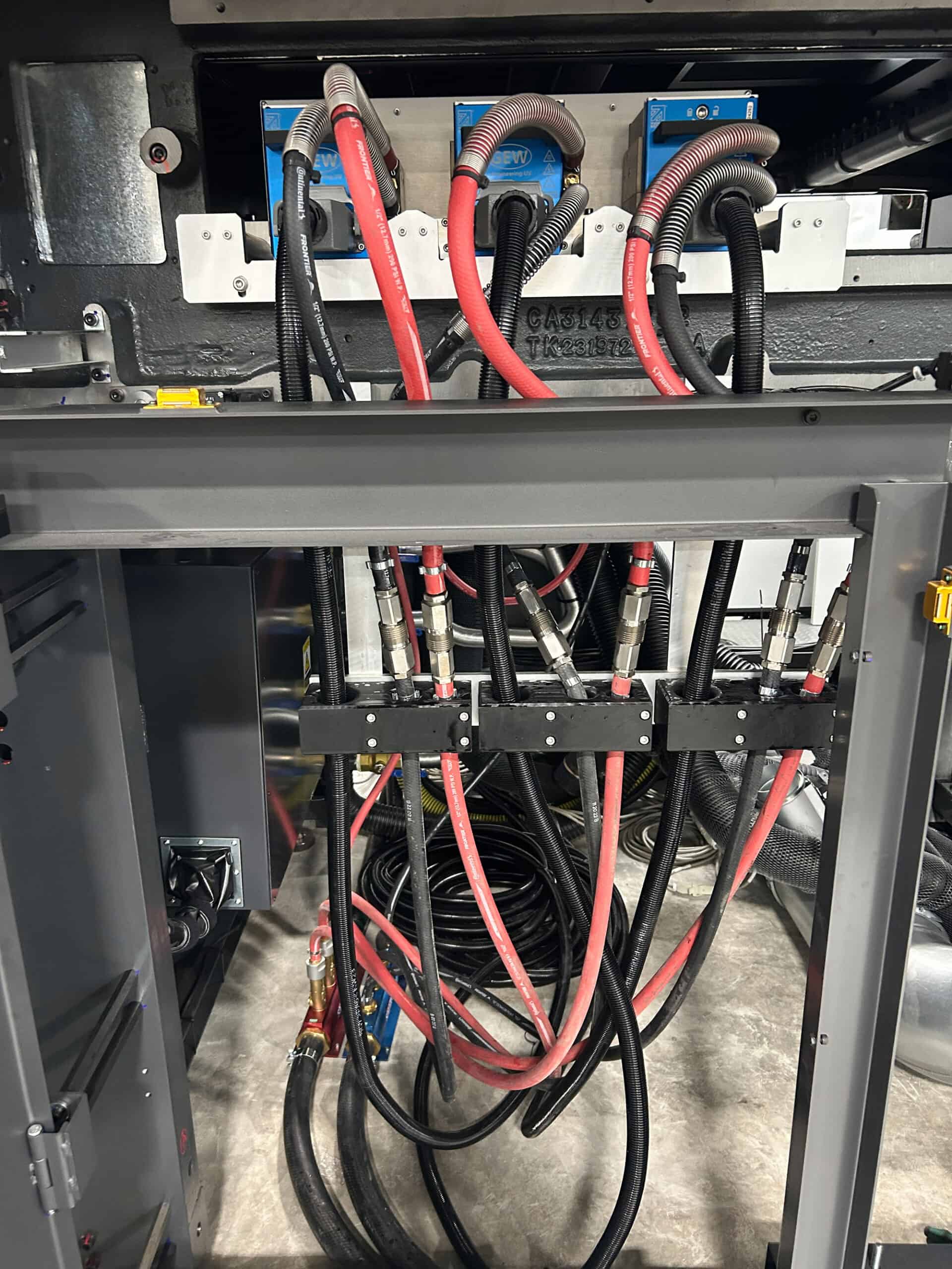 O último exemplo mostra nosso sistema de cura UV LED de maior potência, o LeoLED, em uma impressora Komori GLX40 de 9 cores, nos Estados Unidos.