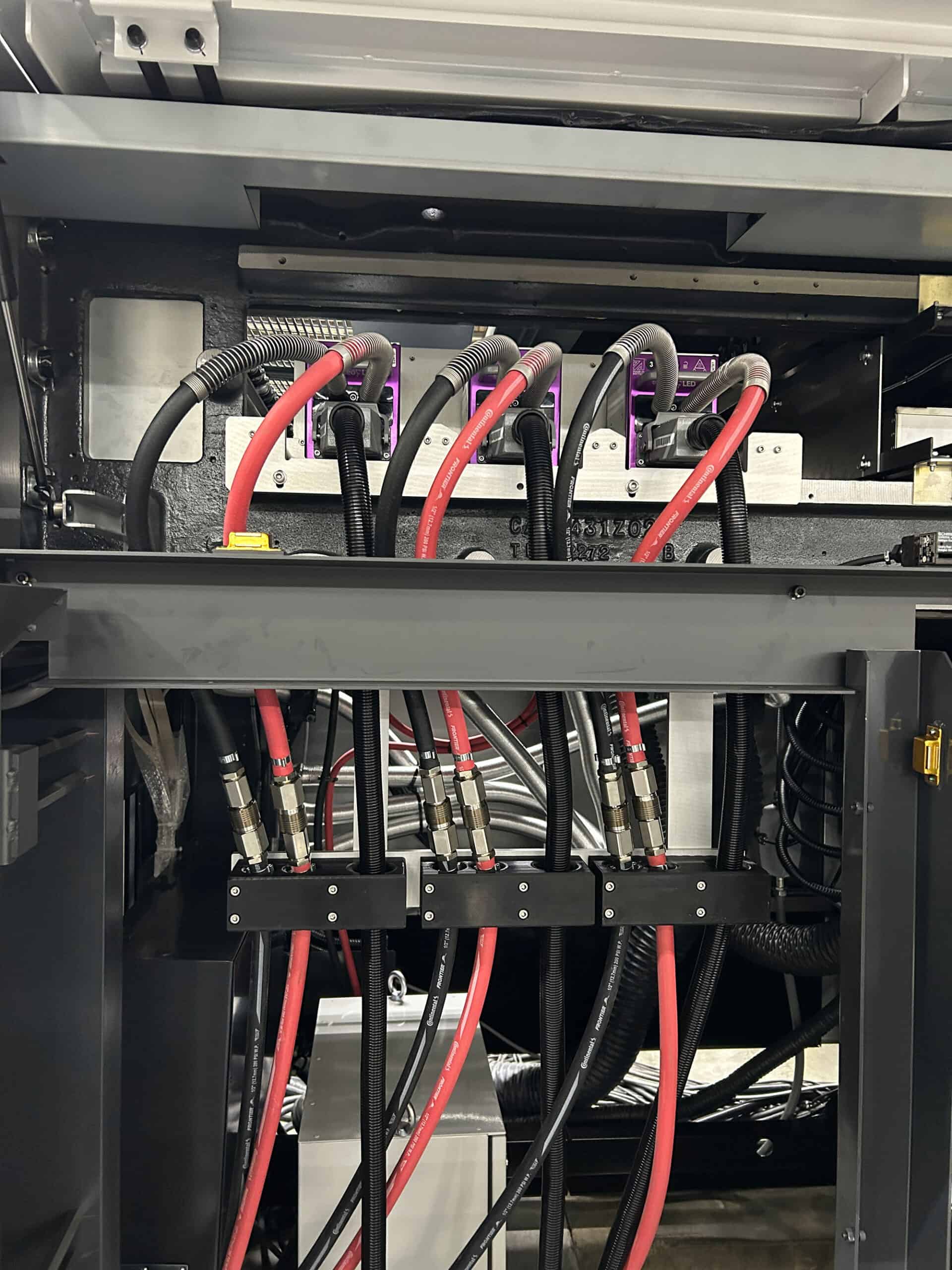 O último exemplo mostra o nosso sistema de cura UV LED de maior potência, o LeoLED ￼, numa impressora Komori GLX40 de 9 cores, nos Estados Unidos.