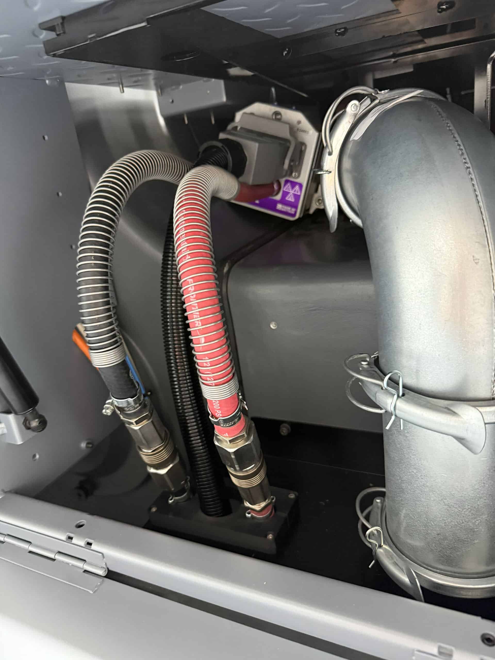 O exemplo abaixo mostra o E4C e o LeoLED2 instalados em uma impressora Heidelberg CX104 na Turquia.