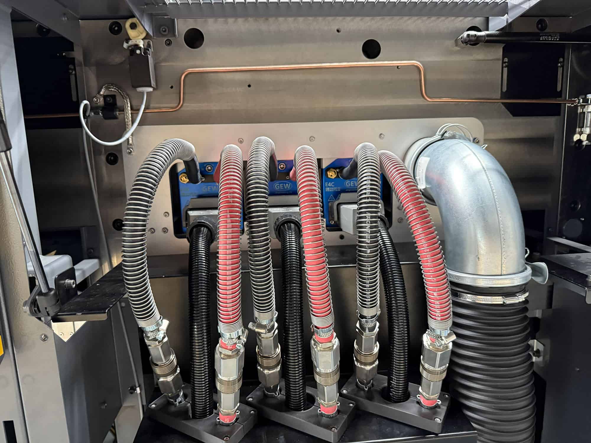 O exemplo abaixo mostra o E4C e o LeoLED2 instalados em uma impressora Heidelberg CX104 na Turquia.