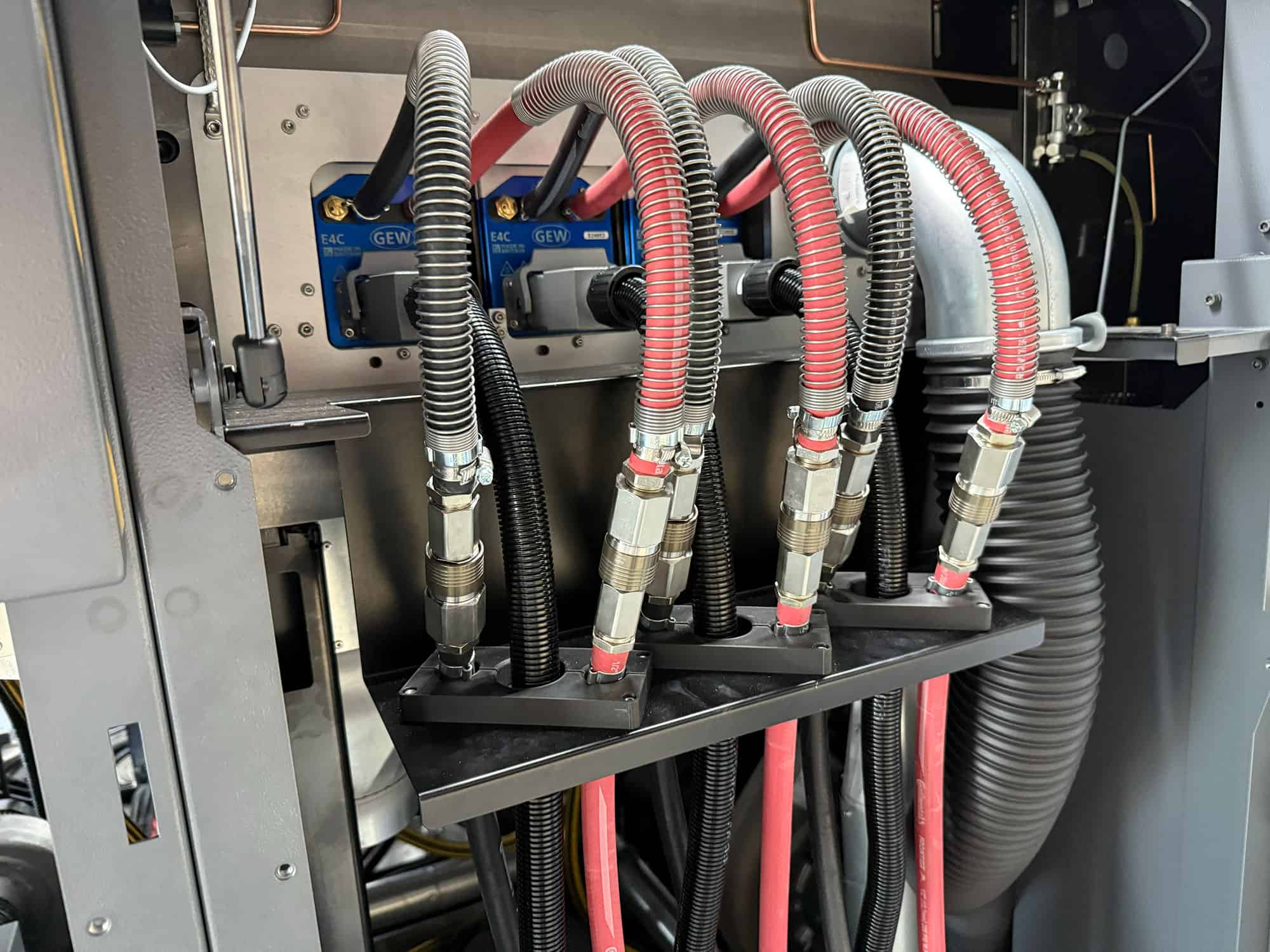 O exemplo abaixo mostra o E4C e o LeoLED2 instalados em uma impressora Heidelberg CX104 na Turquia.