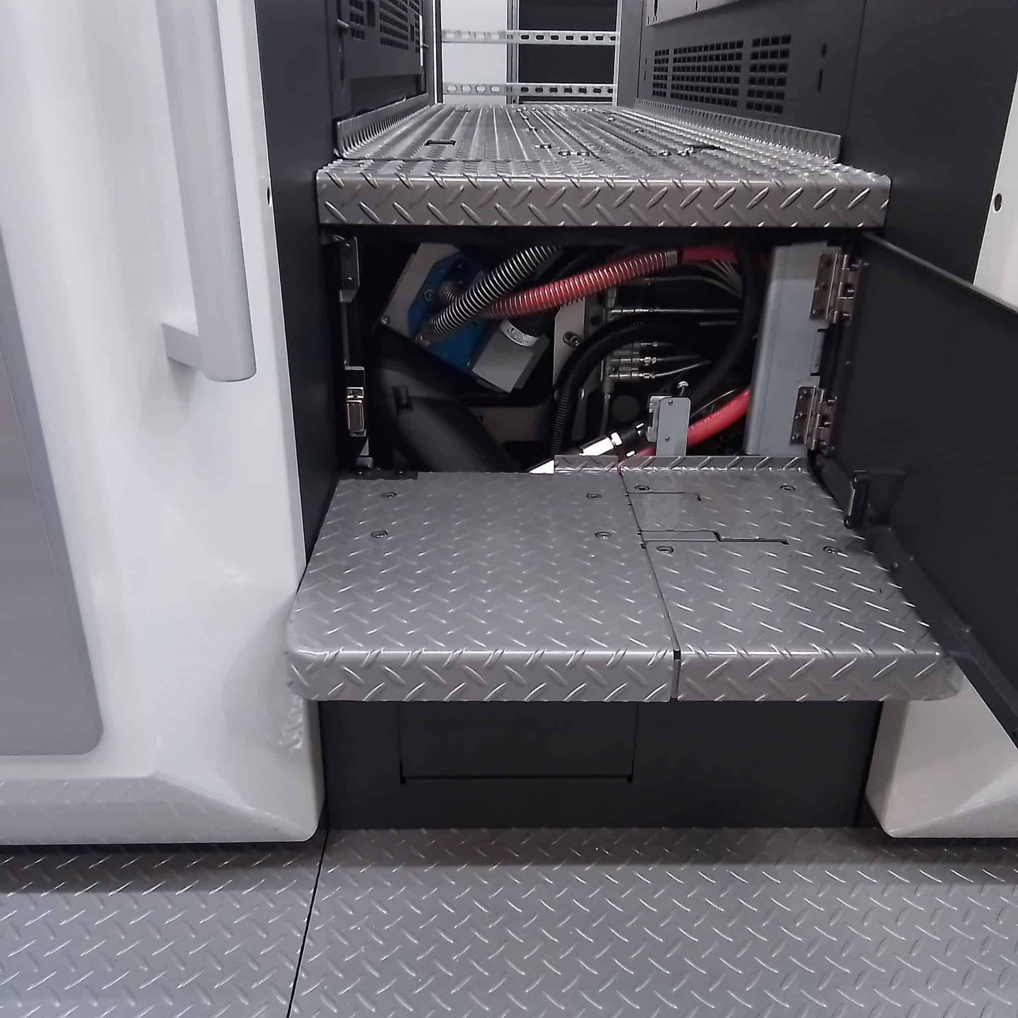 Fornecemos diversos sistemas de cura UV para as impressoras Komori GLX40, sendo o exemplo abaixo o nosso sistema de cura UV E4C de alta potência instalado na máquina de 8 cores com revestimento na Europa.