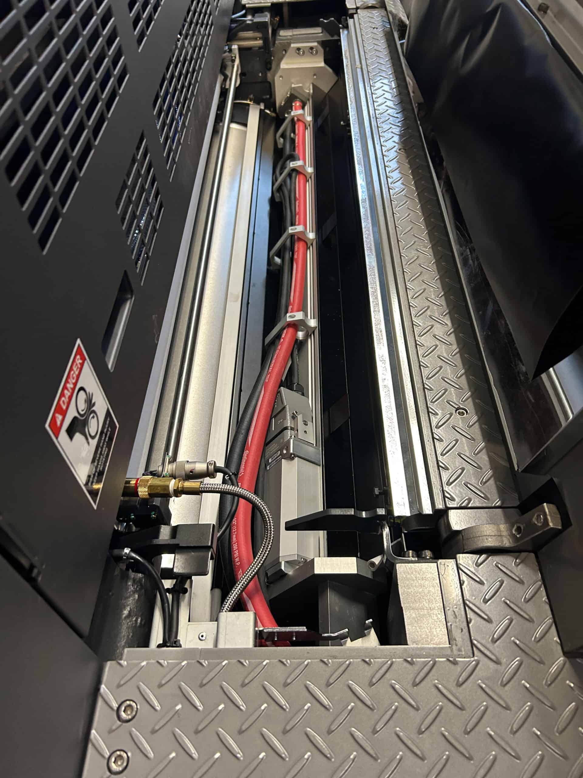 A instalação abaixo mostra o LeoLED2 em uma máquina Komori GLX40 RP Advance em um cliente no Canadá.