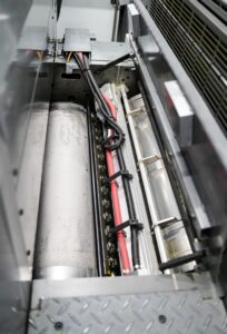 A impressora Ryobi 754G da CBS foi modernizada com um sistema de cura UV LeoLED GEW de 800 mm, instalado após a quarta unidade de impressão.