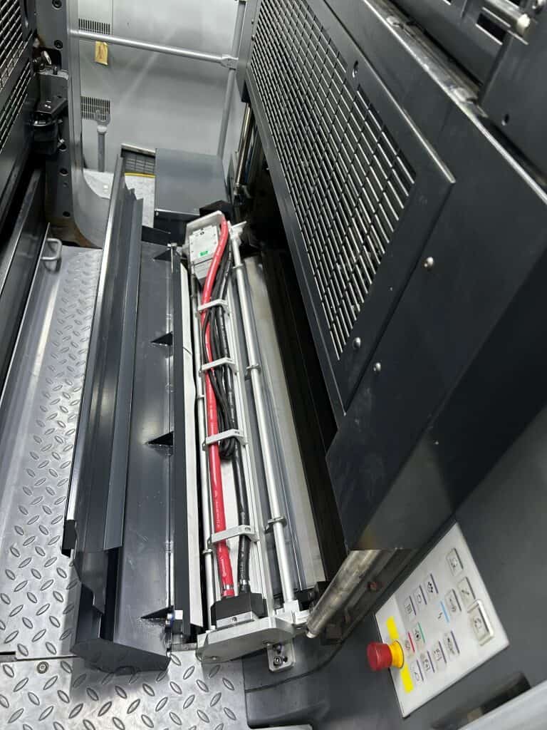 As imagens abaixo mostram a instalação do E4C e do LeoLED em uma impressora Heidelberg CX102.