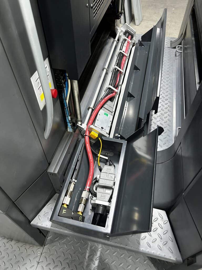 As imagens abaixo mostram a instalação do E4C e do LeoLED em uma impressora Heidelberg CX102.