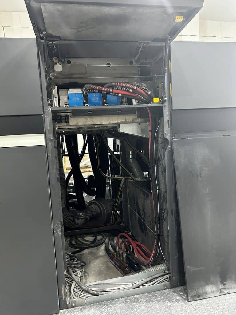 As imagens abaixo mostram a instalação do E4C e do LeoLED em uma impressora Heidelberg CX102.