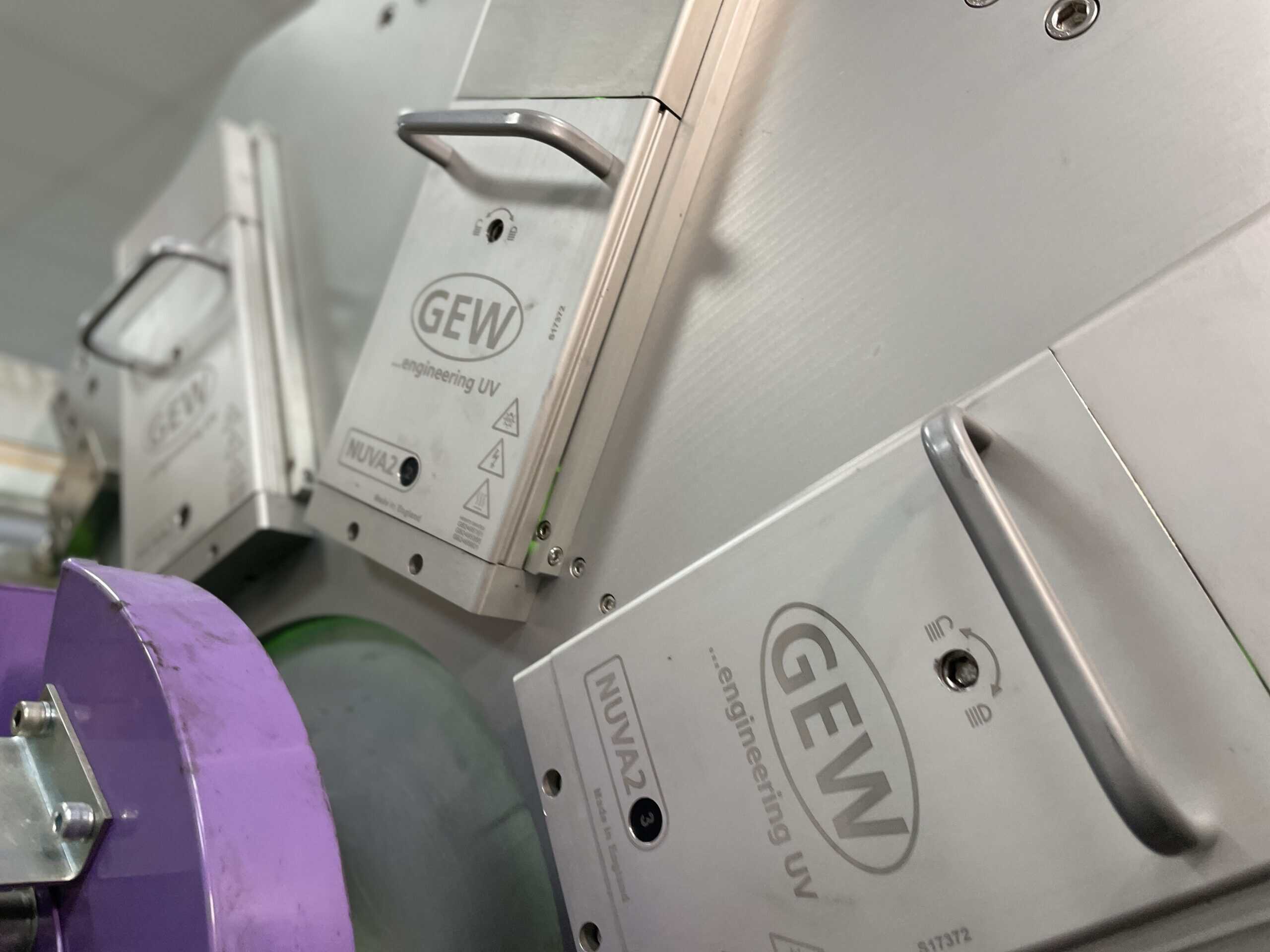 O NUVA2 foi instalado na linha de colagem a quente de acrílico UV da Nu Coat.