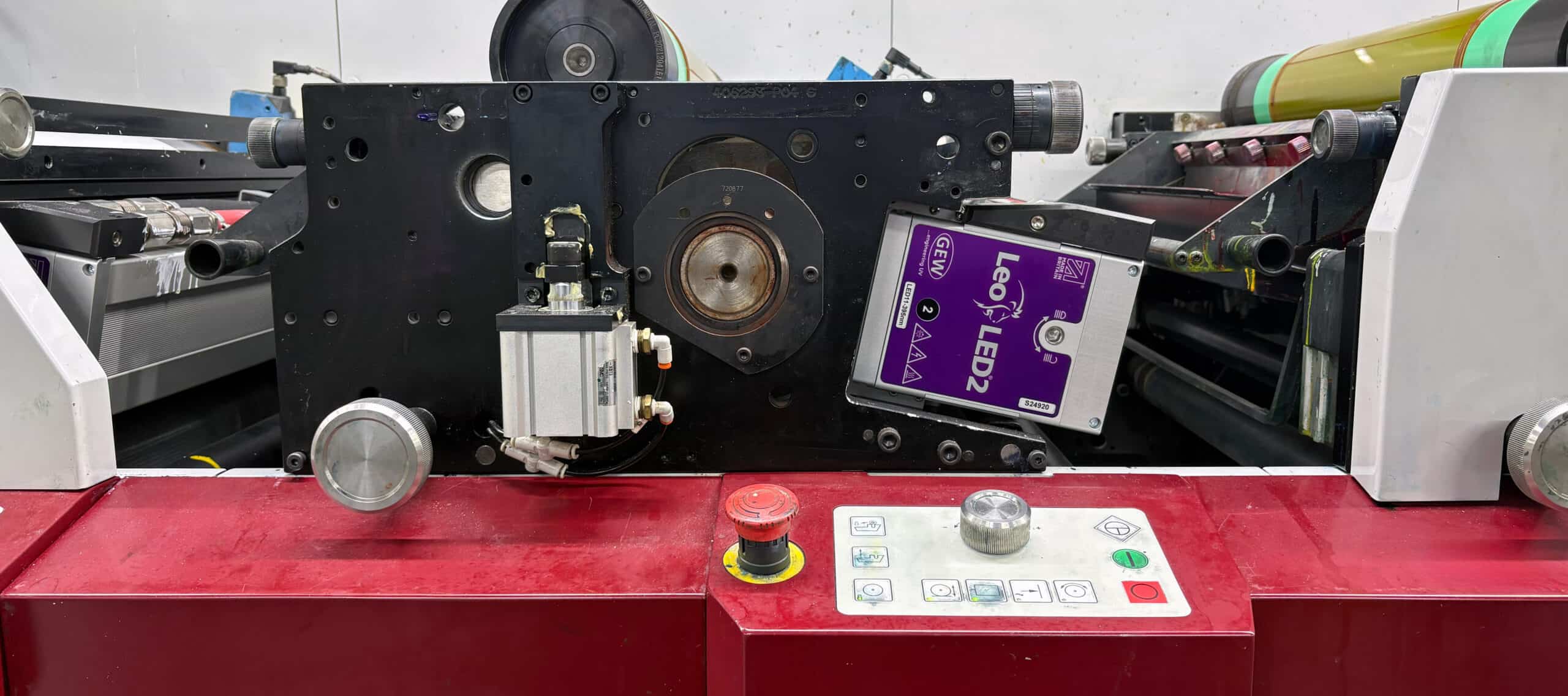 Em fevereiro de 2025, a máquina Mark Andy P5 da Tungate foi atualizada com um sistema GEW LeoLED2 e um sistema UV E4C ArcLED .