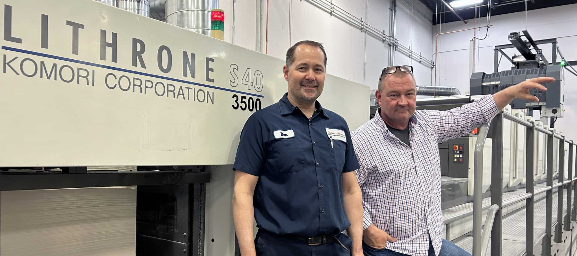 Da esquerda para a direita_ Dan Keylard, chefe de imprensa, e Joe Engwall, vice-presidente de operações, com a impressora Komori LS40 de 8 cores.