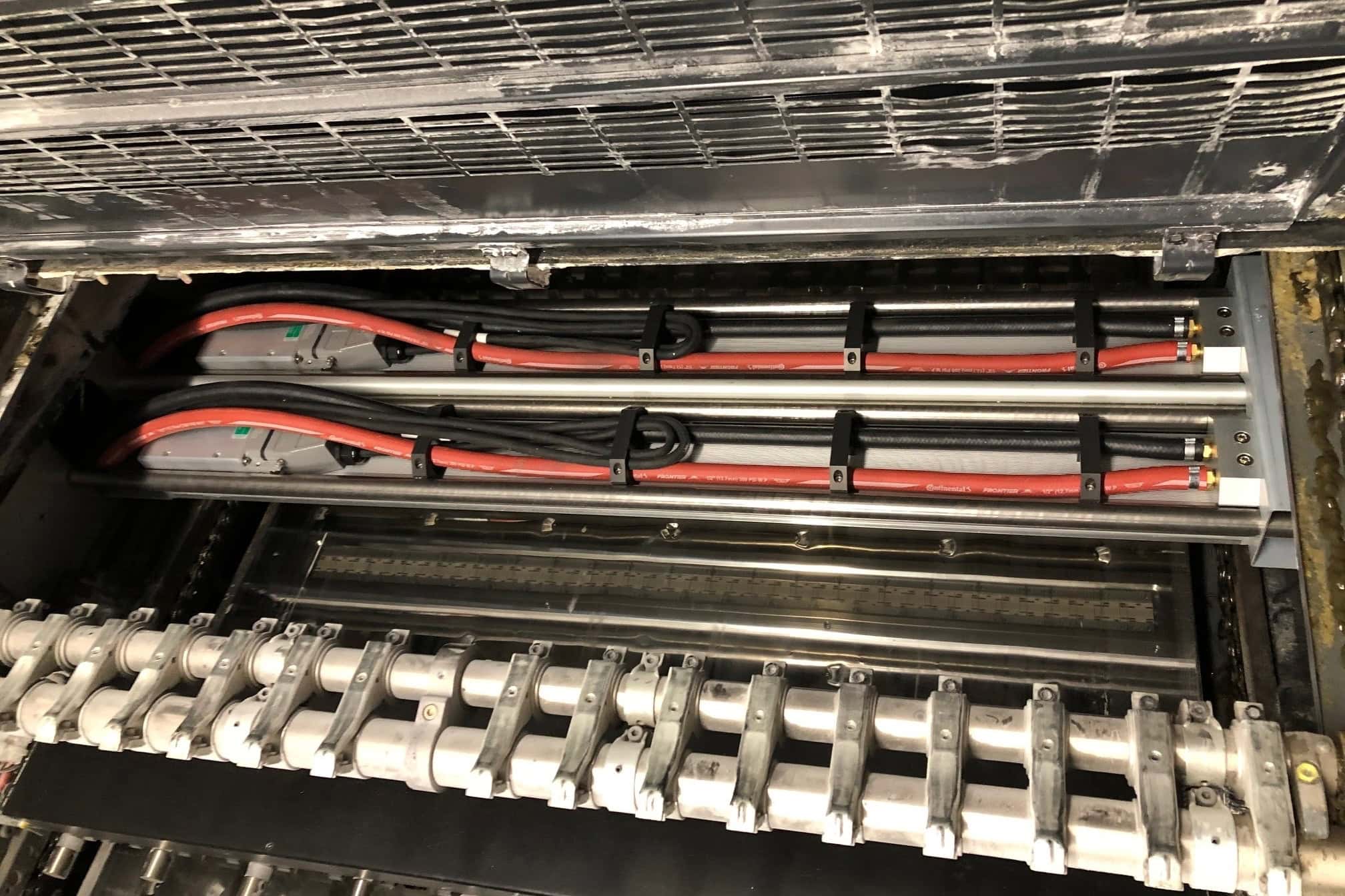 A Heidelberg CD102 de 6 cores da Empress foi equipada com um sistema de cura UV GEW LeoLED instalado na entrega da impressora.