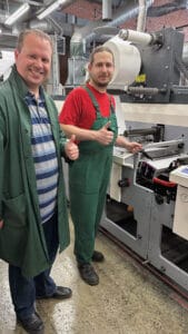 O gerente de produção, Juris Hoijers, e o operador de impressão, Martins Melderis, com seu sistema de cura AeroLED UV LED.