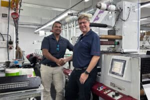 Trevor Nadar com Jacques Koekemoer, da SArepco, distribuidora da GEW, que realizou a modernização do sistema UV LED.