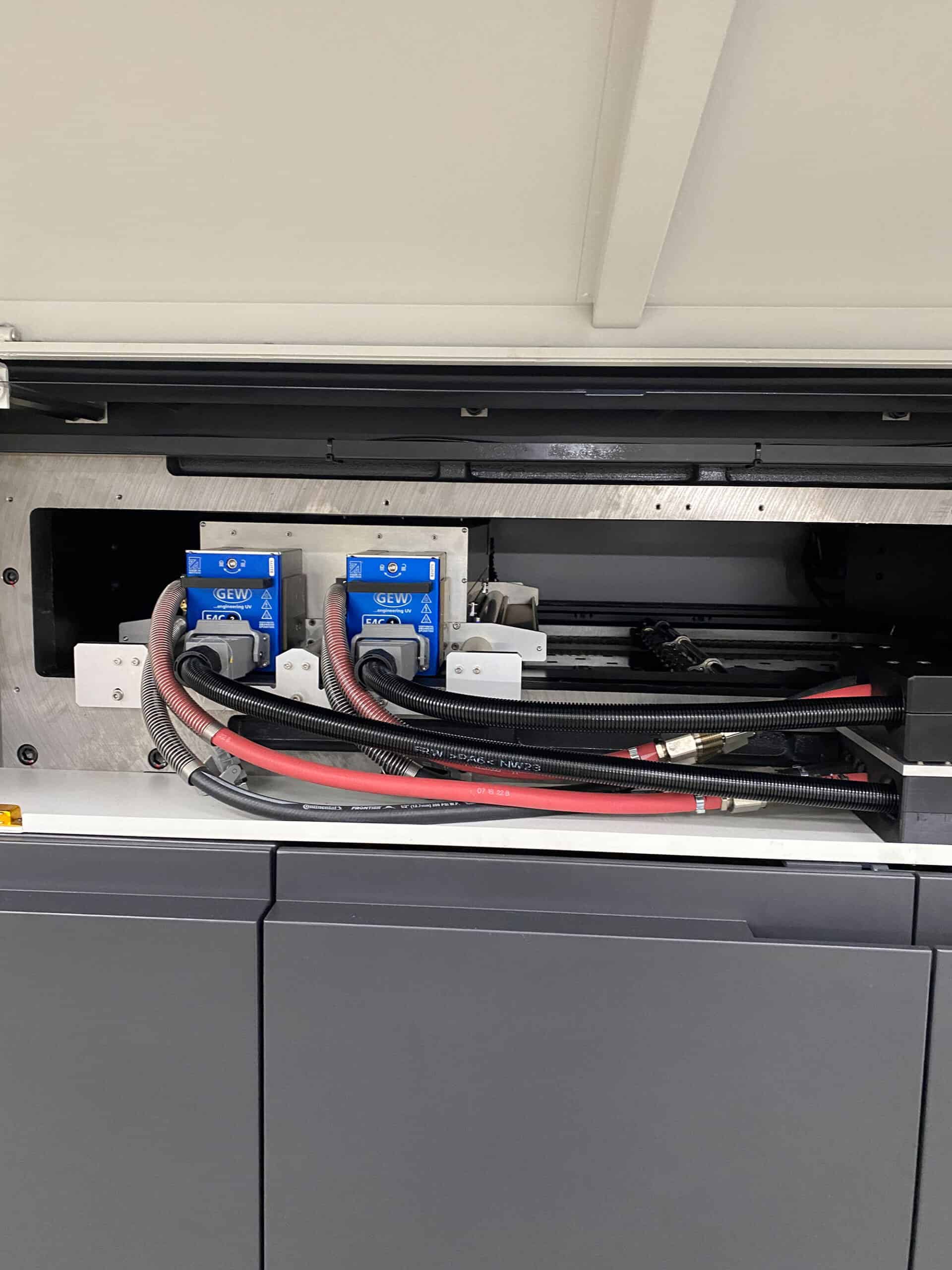 Cette imprimante américaine a installé une combinaison de LED E4C et LeoLED sur son imprimante Komori GL29 8 couleurs.