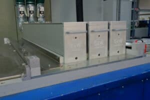 NUVA2 sur la presse à décorer en métal de Caldicot.