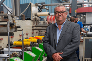 Le directeur d'Adhetix, Jorge Quintanilla, avec la modernisation AeroLED sur leur presse Bobst, Nuova Gidue – M1/MX370.