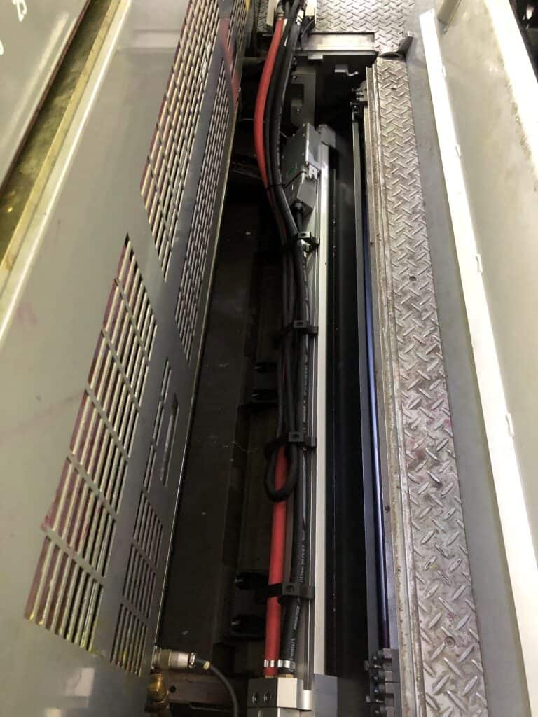 Un écran GEW LeoLED installé sur une presse Komori G40.