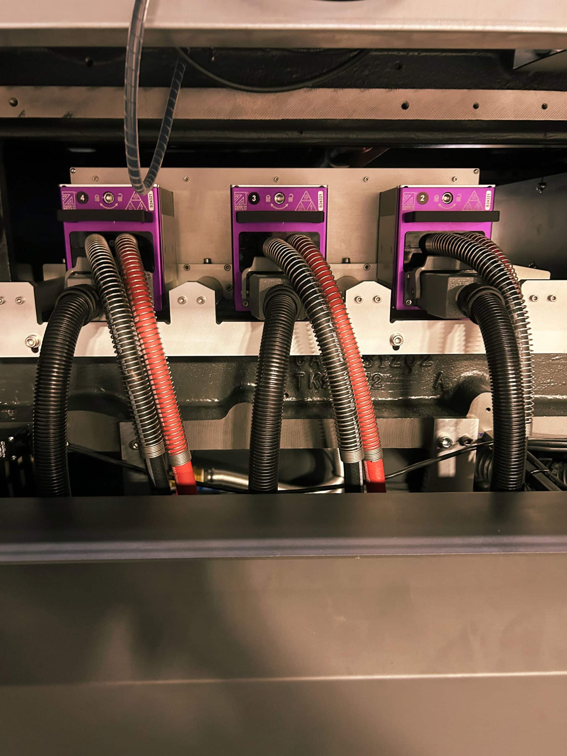 Un sistema GEW en un Komori GL40 Advance muestra nuestro LeoLED en un sistema de 6 colores con recubrimiento.