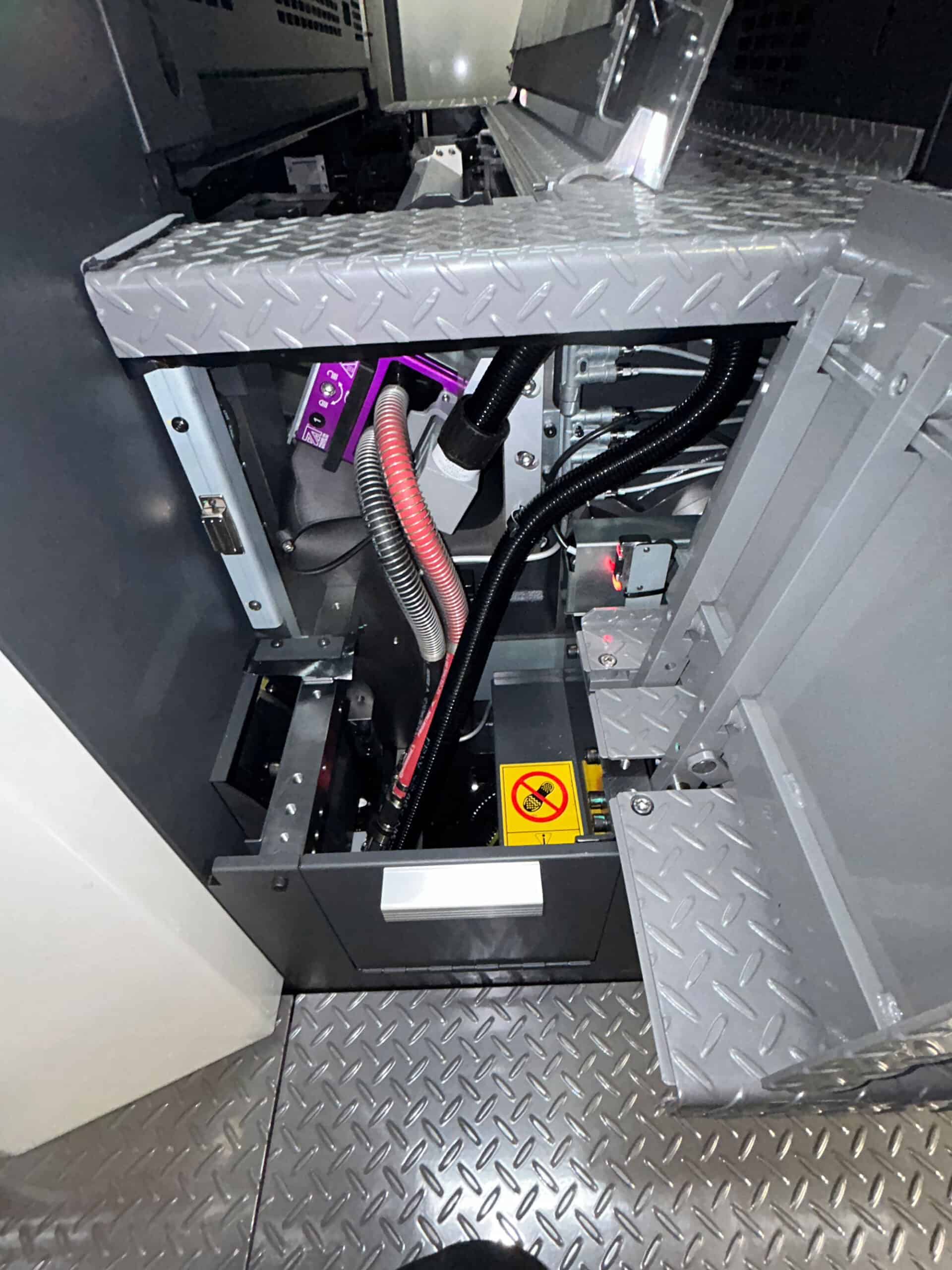 Un sistema GEW en un Komori GL40 Advance muestra nuestro LeoLED en un sistema de 6 colores con recubrimiento.