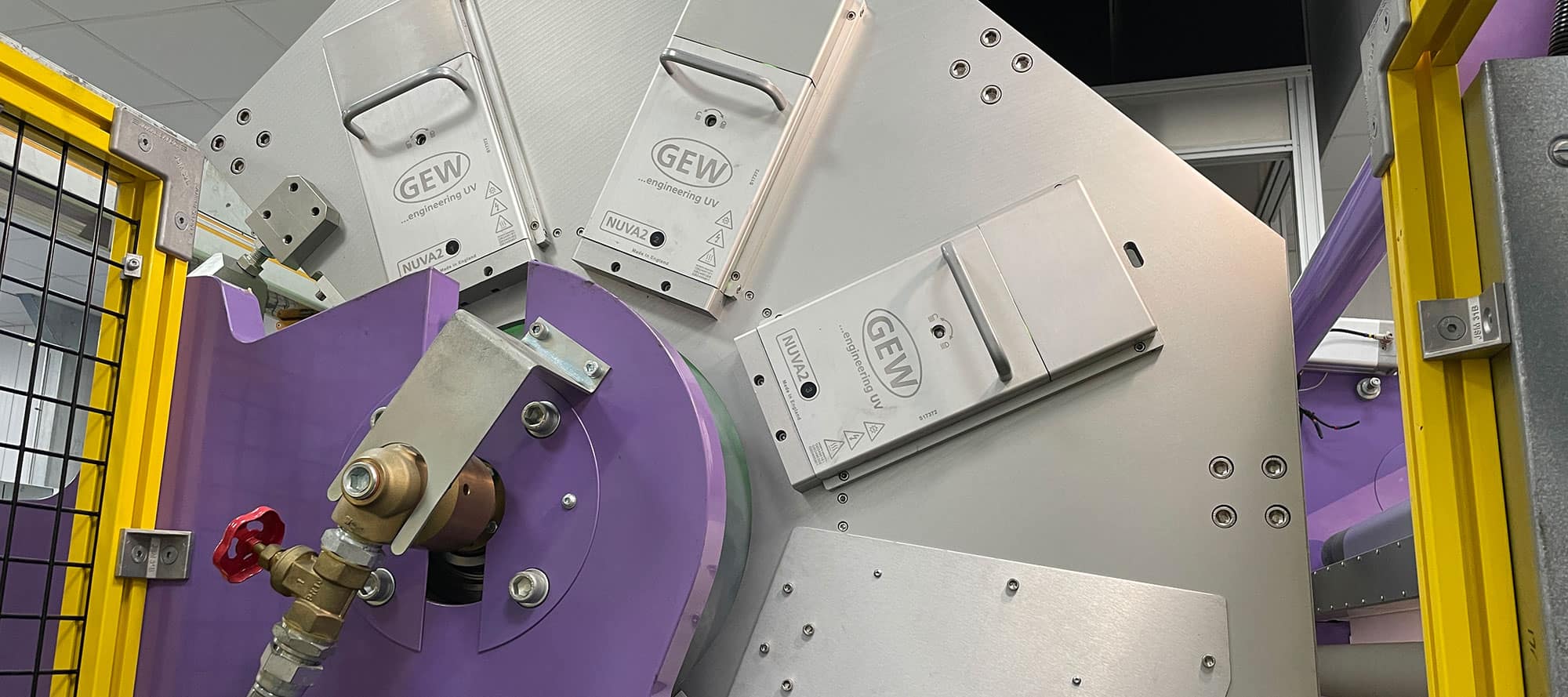 El sistema NUVA2 de GEW está integrado en una cubierta retráctil para facilitar el acceso a la banda y su mantenimiento.