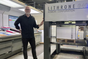 El director general de la empresa, Leoš Tupec, con la prensa Komori Lithrone GL840P. El sistema UV fue instalado y comenzó a funcionar en enero de 2024.