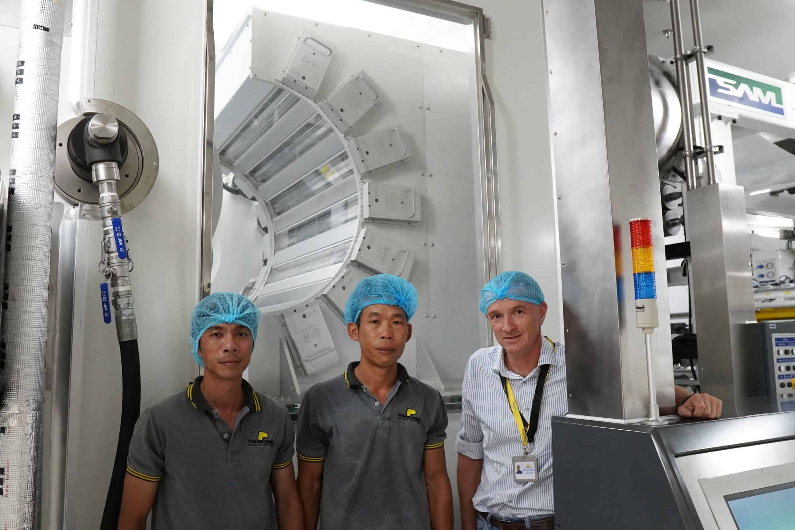 Thinh Thieu, Kiet Tran y Wilco van Zwieten con el sistema de curado UV GEW de Panoval.