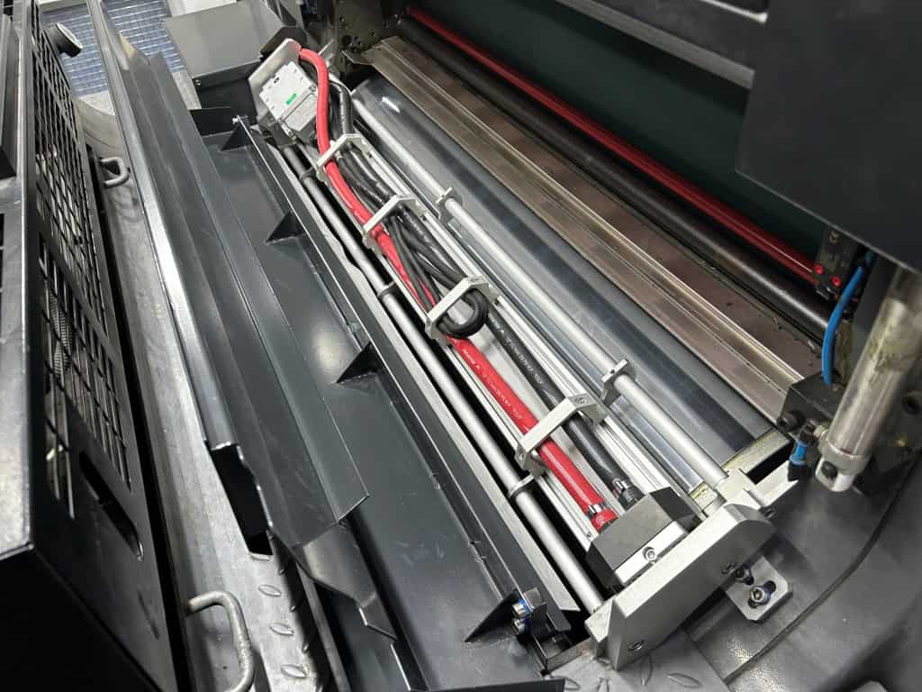 Las imágenes muestran la instalación de LeoLED en una Heidelberg CX102.