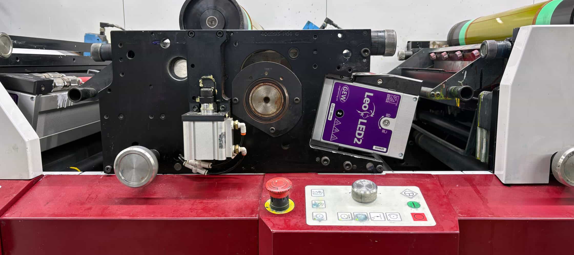 En febrero de 2025, la máquina Mark Andy P5 de Tungate se actualizó con un sistema GEW LeoLED2 y E4C ArcLED UV.