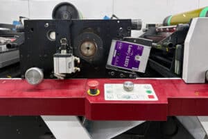 En febrero de 2025, la máquina Mark Andy P5 de Tungate se actualizó con un sistema GEW LeoLED2 y E4C ArcLED UV.