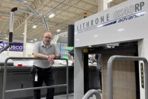 Lee Marcoe, director de operaciones estratégicas, con la prensa Komori GLX940RP-A en las instalaciones de Nosco en Pleasant Prairie, Wisconsin.