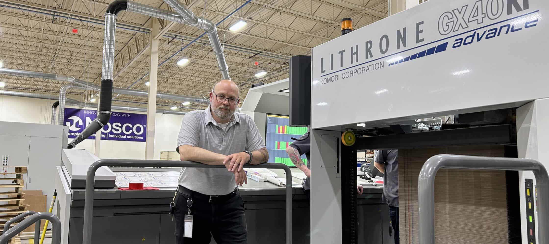 Lee Marcoe, director de operaciones estratégicas, con la prensa Komori GLX940RP-A en las instalaciones de Nosco en Pleasant Prairie, Wisconsin.