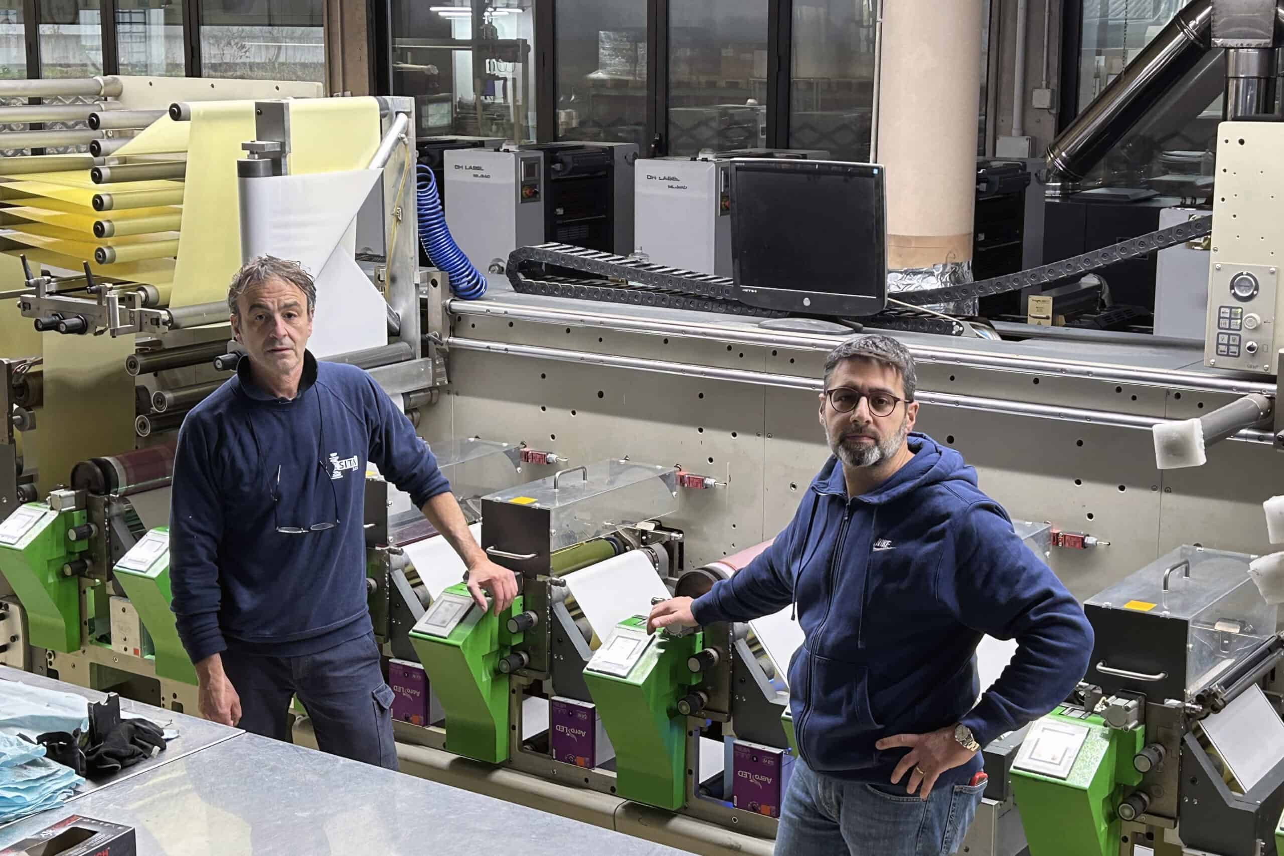 Stefano Masocco y Gianluigi De Blasio con una de sus prensas Bobst, que está instalada con un sistema GEW ArcLED.