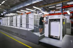 La instalación de GEW UV LED se realiza en la Komori Lithrone GL840P H-UV de H.R.G., que es una prensa perfeccionadora de ocho colores.