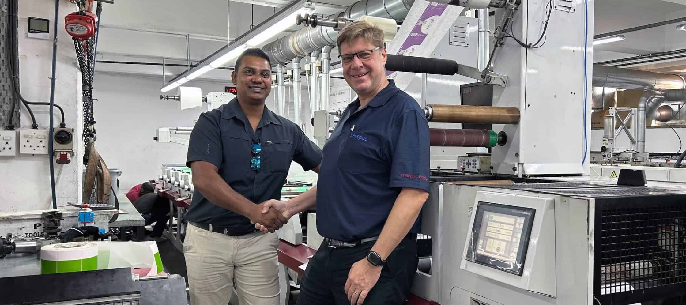 Trevor Nadar con Jacques Koekemoer, del distribuidor de GEW, SArepco, quien llevó a cabo la modernización del sistema LED UV.