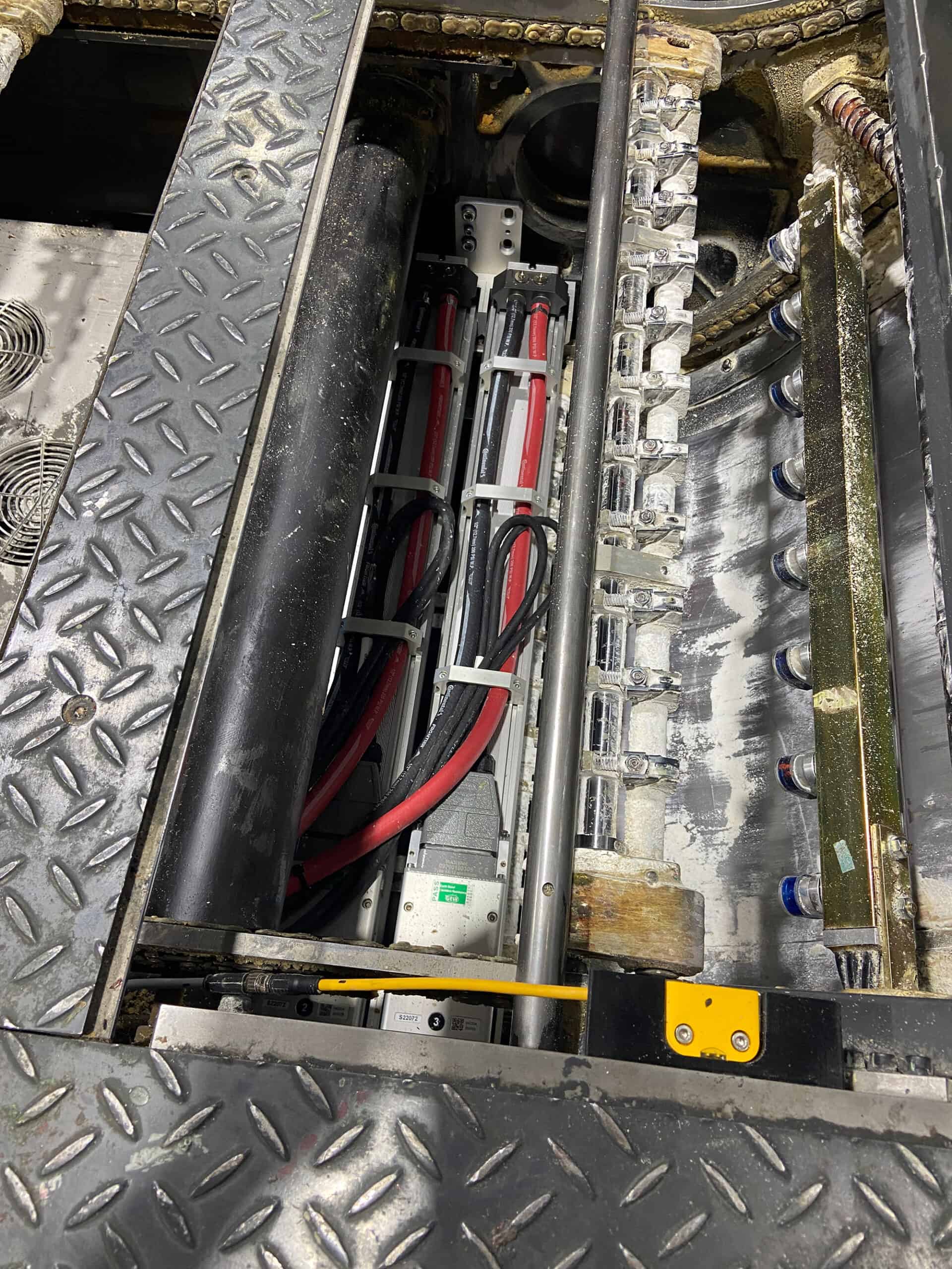 이 미국 고객님은 6색 Komori LS28 TV에 LeoLED LED를 설치하셨습니다.