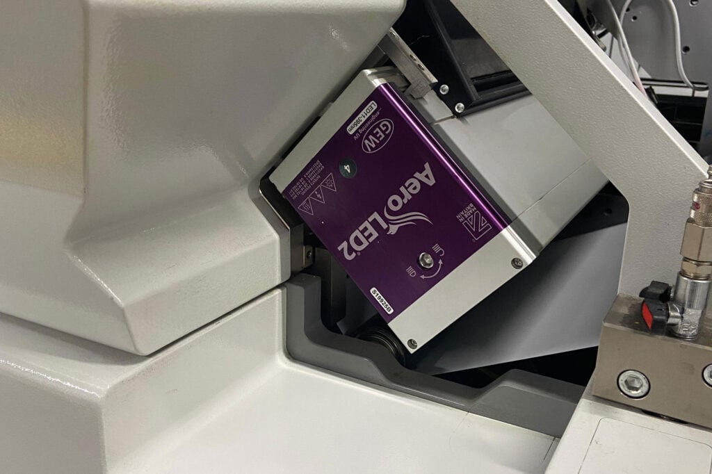 GEW의 AeroLED2는 Label Power 공장의 전력 소모를 줄이기 위해 Label Power의 Bobst MX5에 설치되었다.