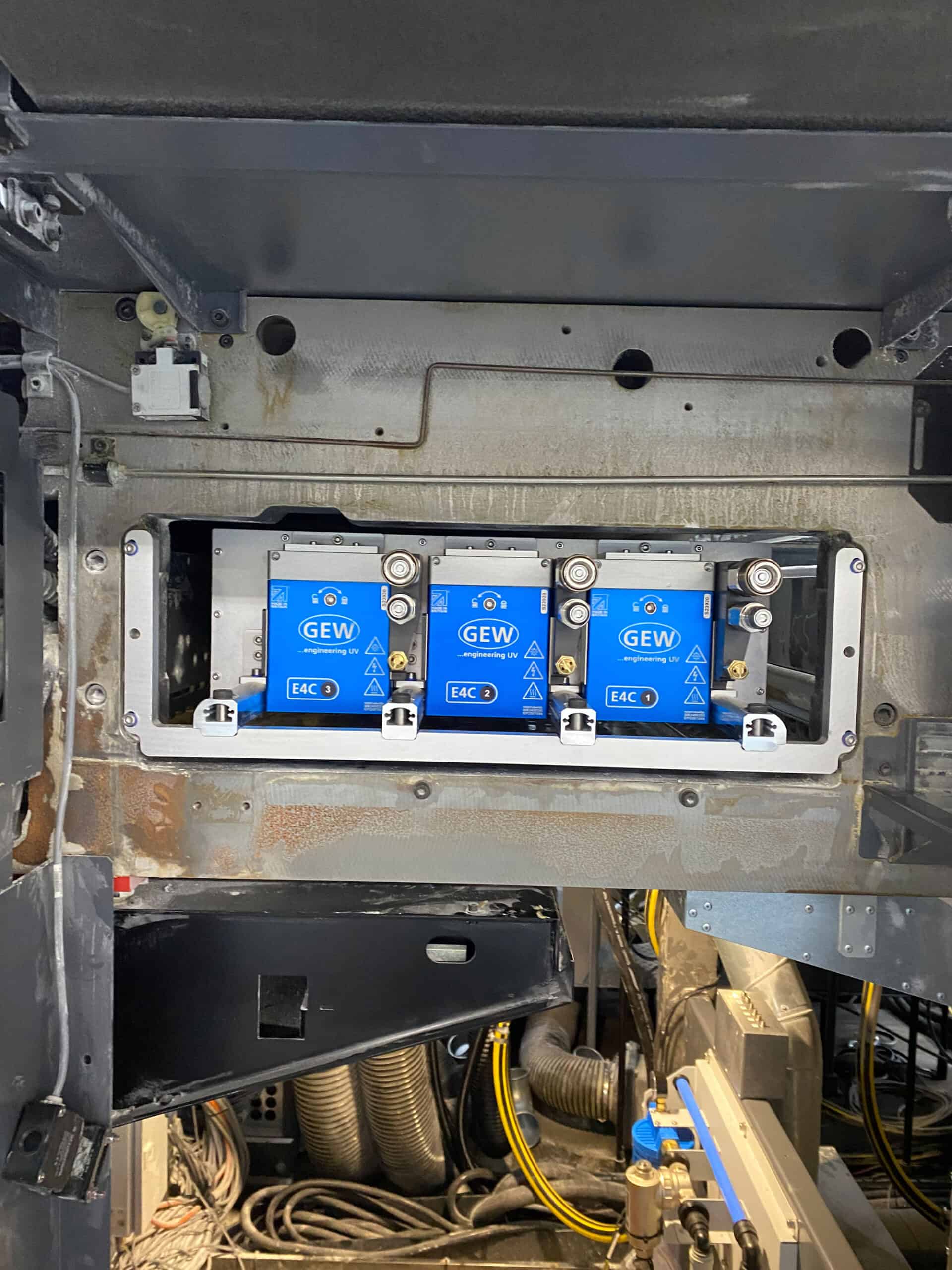 Die Bilder zeigen die Installation von LeoLED auf einer Heidelberg CX102.