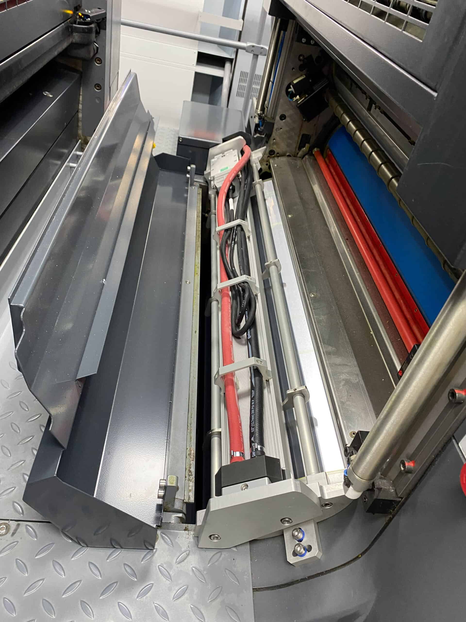 Die Bilder zeigen die Installation von LeoLED auf einer Heidelberg CX102.