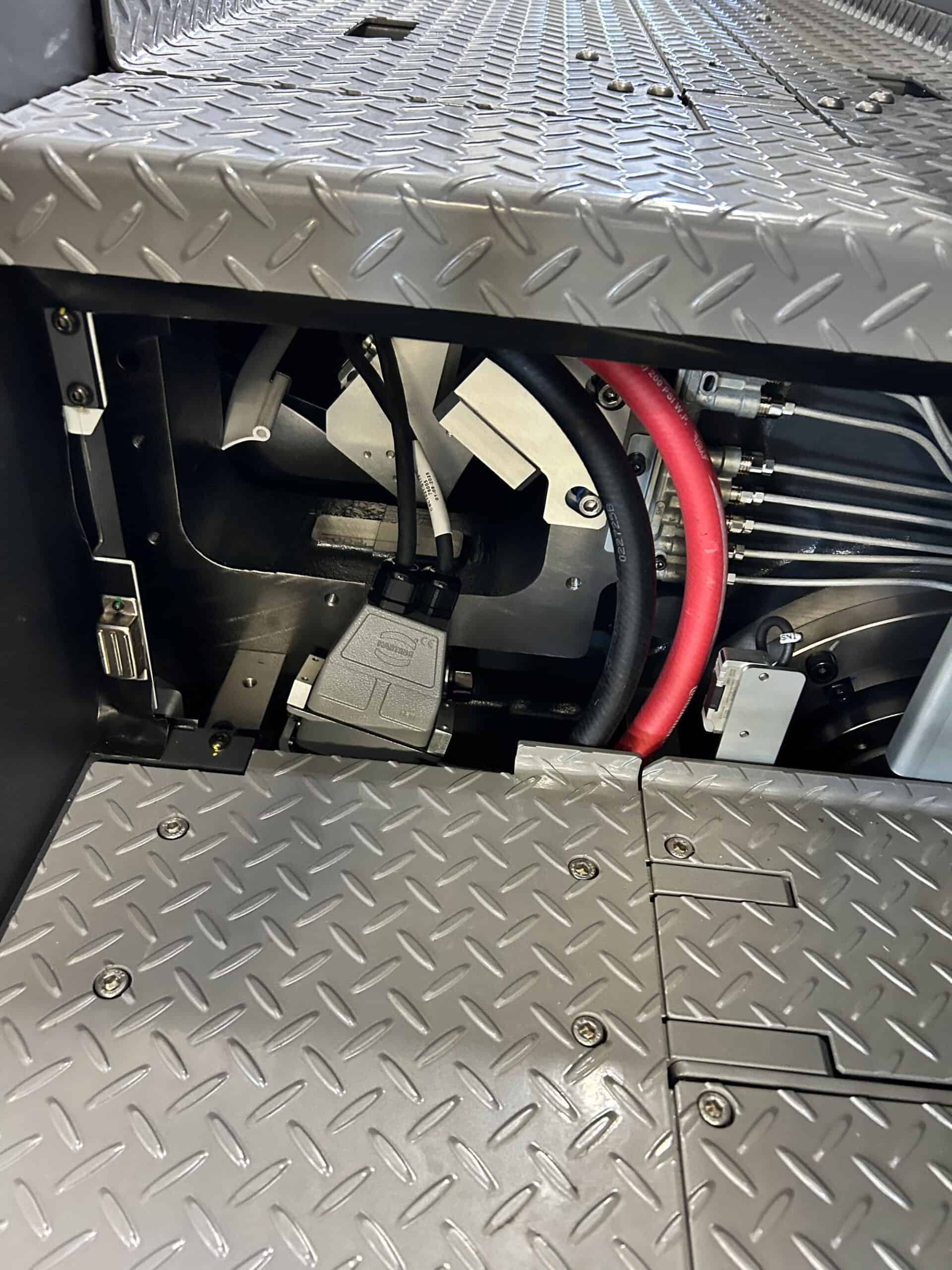 Die unten gezeigte Installation zeigt LeoLED auf einem Komori GLX40 RP Advance-Gerät bei einem Kunden in Kanada.