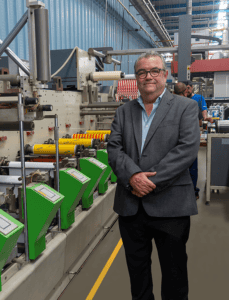 Adhetix-Direktor Jorge Quintanilla mit der AeroLED-Nachrüstung ihrer Bobst, Nuova Gidue – M1/MX370-Presse.