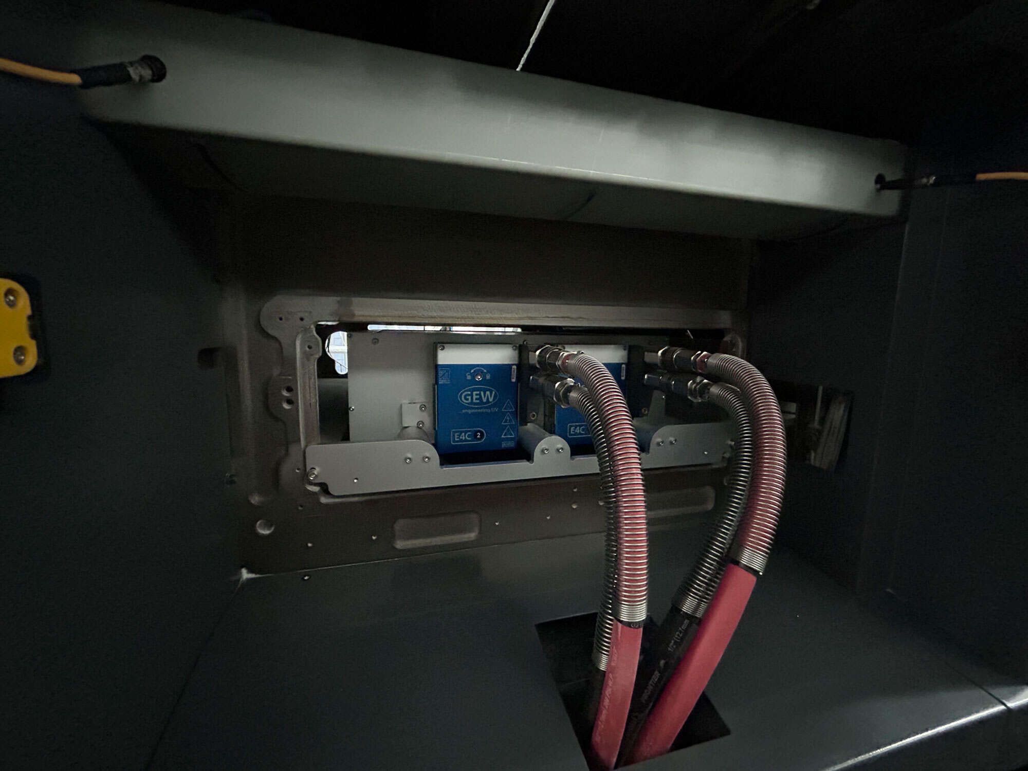 Die Bilder zeigen die Installation von E4C auf einer Heidelberg XL75.