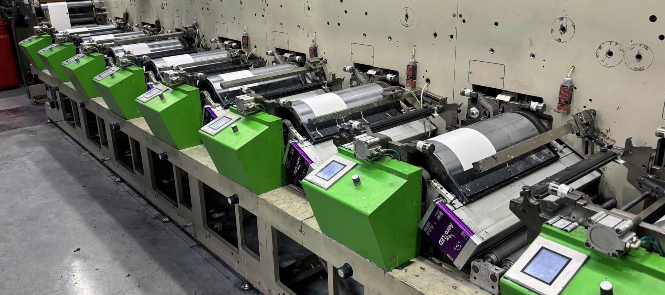 Das von Etyflex installierte AeroLED-System ist ein Hochleistungs-UV-System für Druckhärtungs-, Beschichtungs- und Veredelungsanwendungen bis zu einer maximalen Breite von 60 cm.