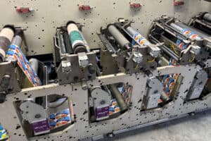 Beim AeroLED-System wird die Luft von einem zentralen Abluftventilator angesaugt, der sich außerhalb des Drucksystems befindet.